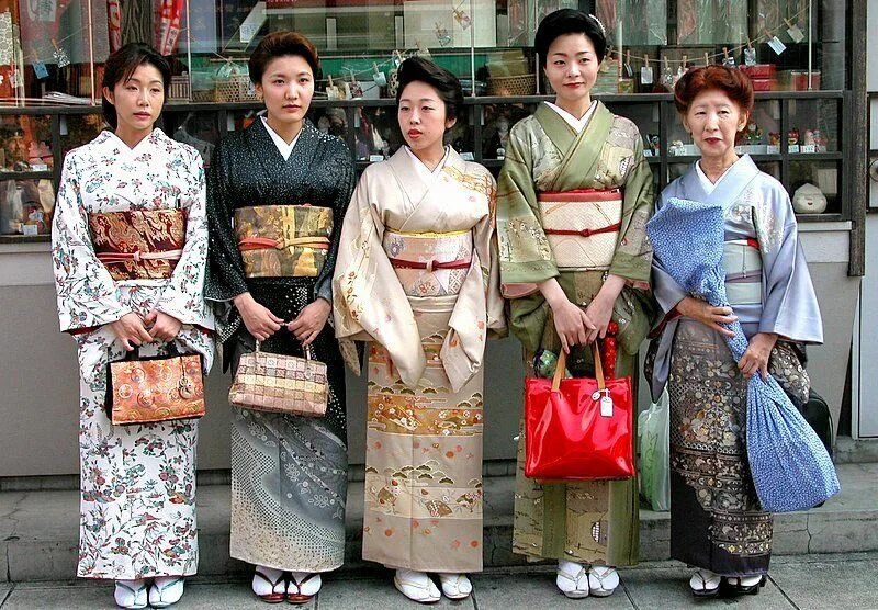 Japanese women is. ЮКО Асакуса гейша. Юката короткая. Кимоно японское. Юката традиционная.