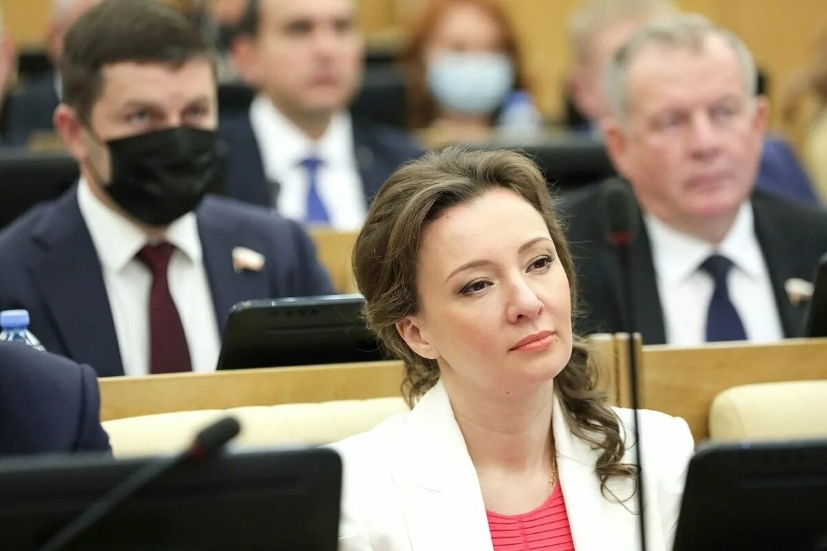 Вице спикер думы. Вице-спикер госдумы анна кузнецова. анна кузнецова зам председателя госдумы. анна кузнецова на заседании госдумы. анна юрьевна кузнецова заместитель председателя госдумы пмэф-2025.