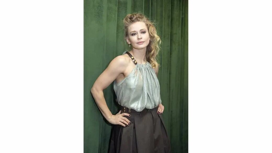 Юлия пересильд в театре. Светлана устинова и юлия пересильд. Юлия пересильд 2023. Юлия пересильд 2022. Юлия пересильд вызов.