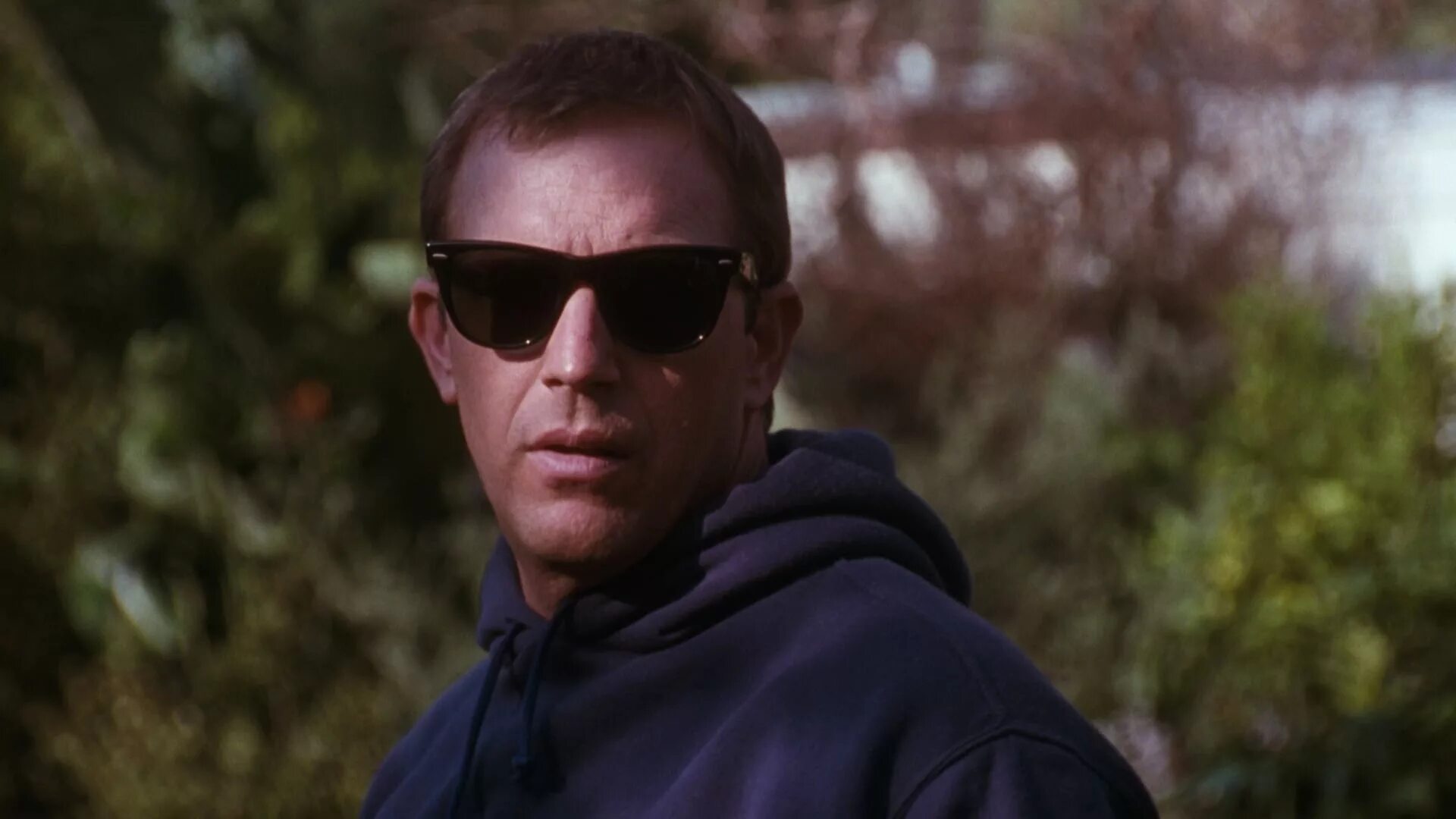 Телохранитель (2010) london boulevard. Слепая и телохранитель. Телохранитель 1992. Слепая и телохранитель. Телохранитель жены киллера фильм 2021 антонио бандерас.