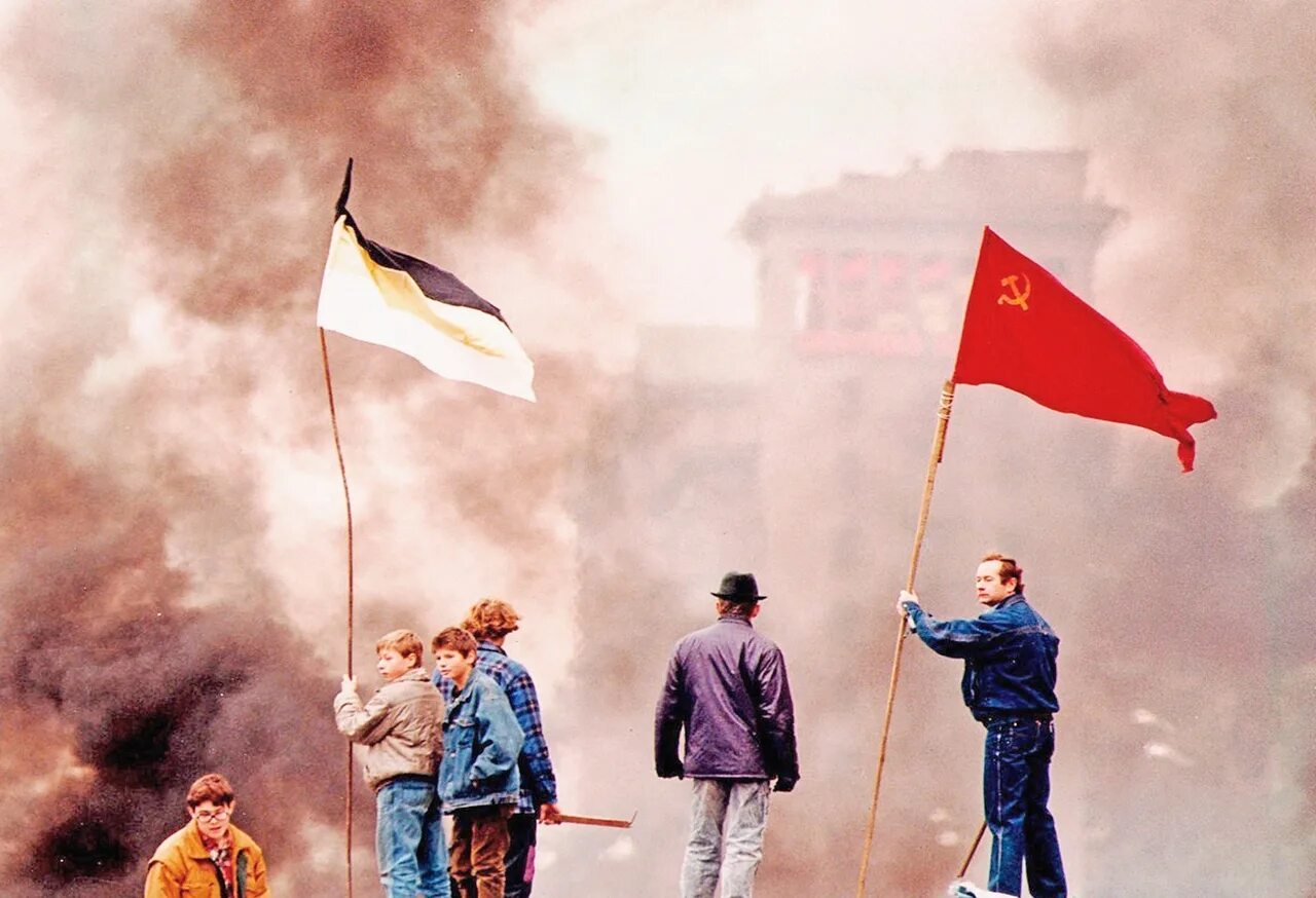 Распад революции. Октябрь 1993 Имперский флаг. Ельцин на Баррикадах 1993. Имперский флаг на Баррикадах 1993. Путч 1993 Имперский флаг.