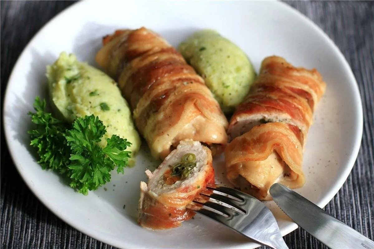 Рецепт куриного филе в беконе в духовке. Куриная грудка рулет. милти треска в беконе. рулетики из куриной грудки в беконе. куриные рулетики в беконе.