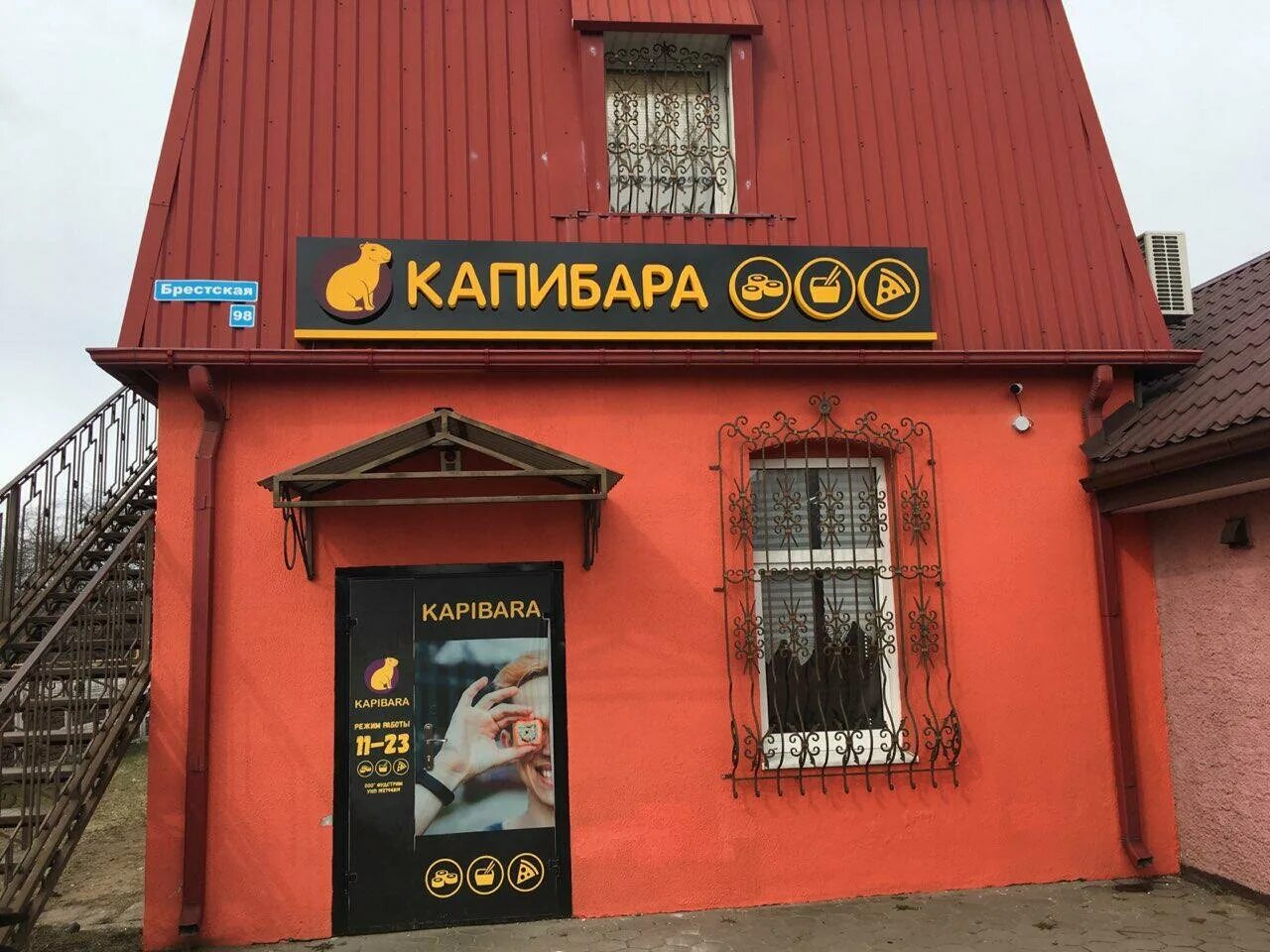 Капибара кофейня екатеринбург. Кошачье кафе в японии. Мягкие игрушки в кафе. Кафе с капибарами в москве. Кафе с капибарами в москве.