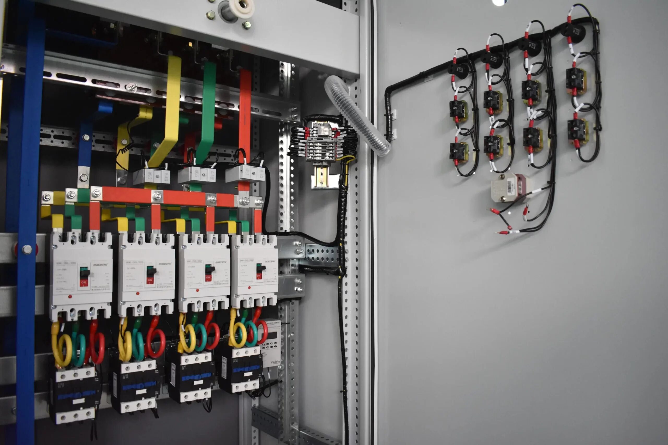 "Power distribution Board распределительный шкаф". Щит ГРЩ 2 (комплектный ). Распределительный щит ГРЩ-1. Шкаф низкого напряжения Шнайдер. Помещение грщ