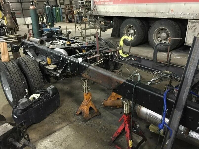 рама грузового автомобиля. выравнивание рамы. рама полуприцепа. кантователь для сварки 100кг. грузовой стапель.