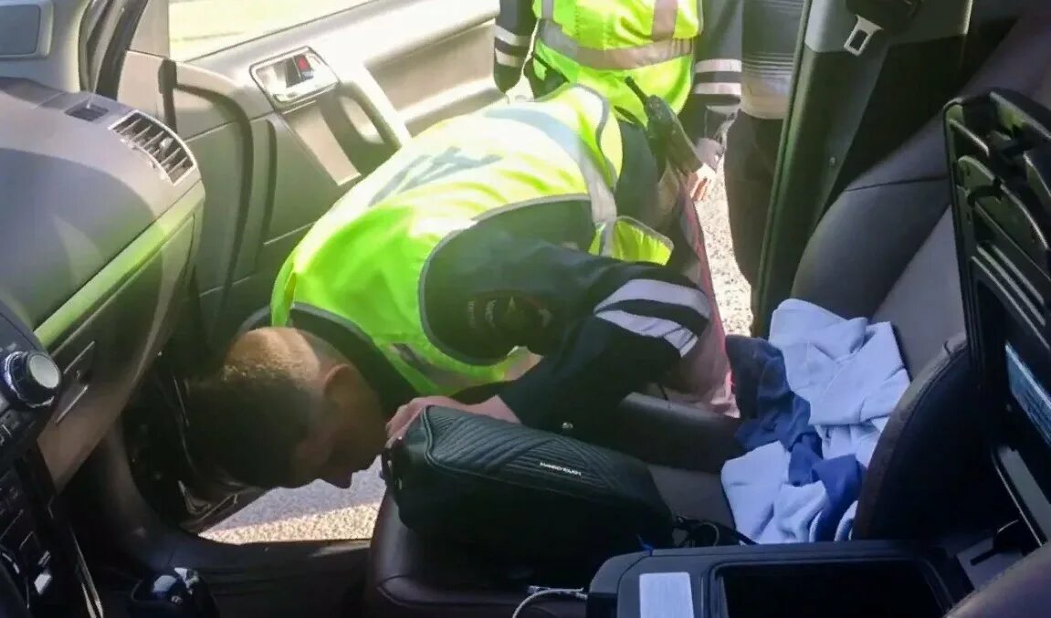 Досмотр автомобиля сотрудником. Досмотр авто дпс. Досмотр автомобиля. Гаишник осматривает машину. Досмотр автомобиля сотрудником.