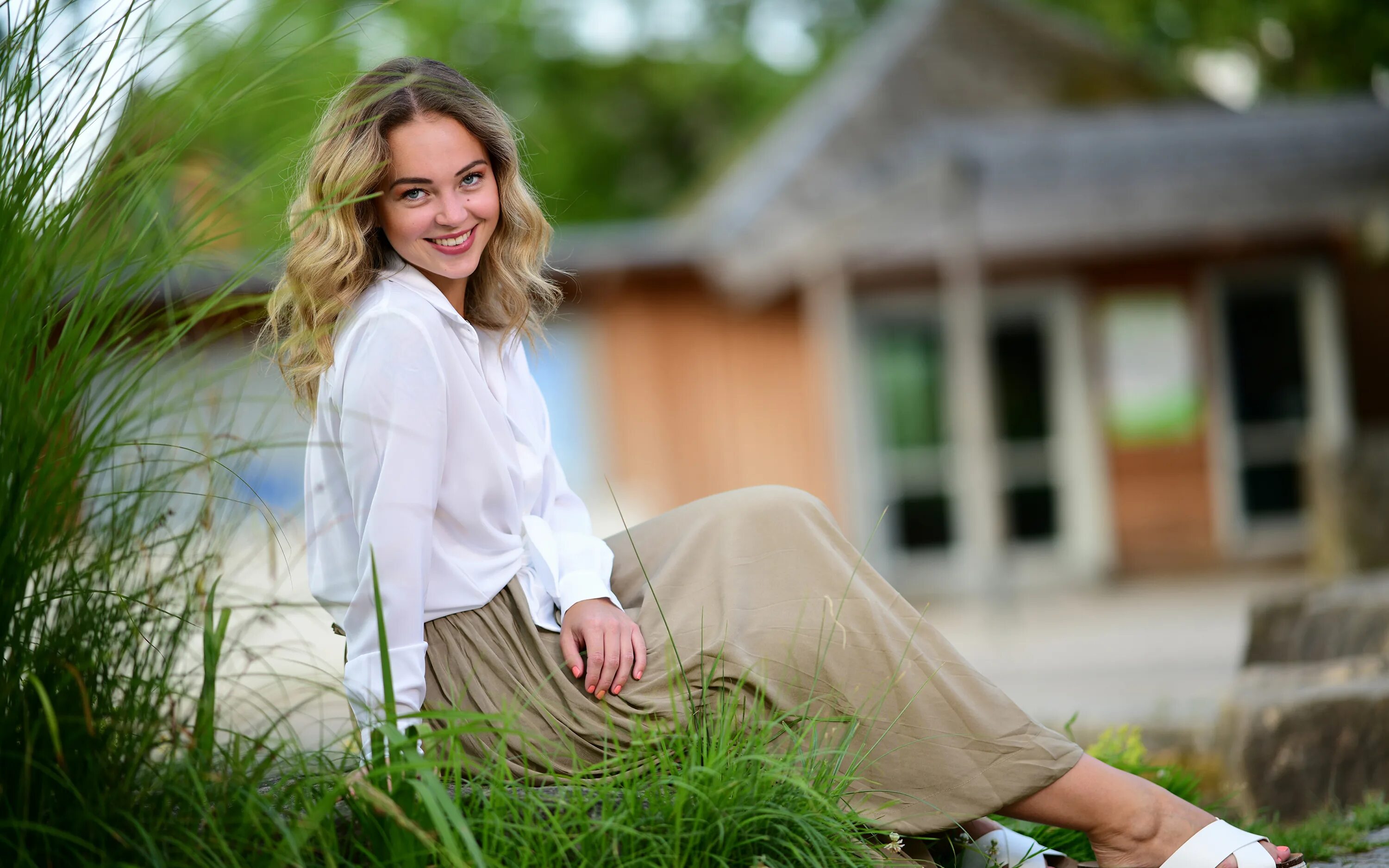 блондинка в кресле. молодая женщина дома. молодая женщина дома. сорочка laete (m, красный). молодая женщина дома.