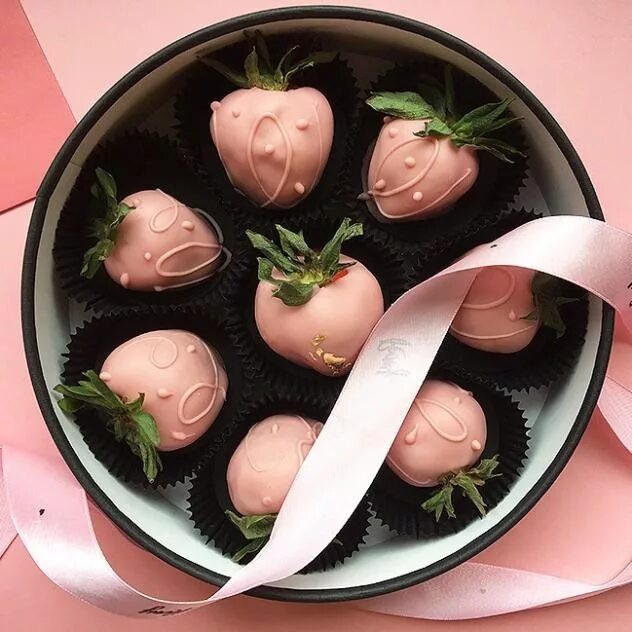 Как продавать клубнику в шоколаде. Клубника в шоколаде детский набор. Конфеты клубника в шоколаде. Как продавать клубнику в шоколаде. Визитка клубника в шоколаде.