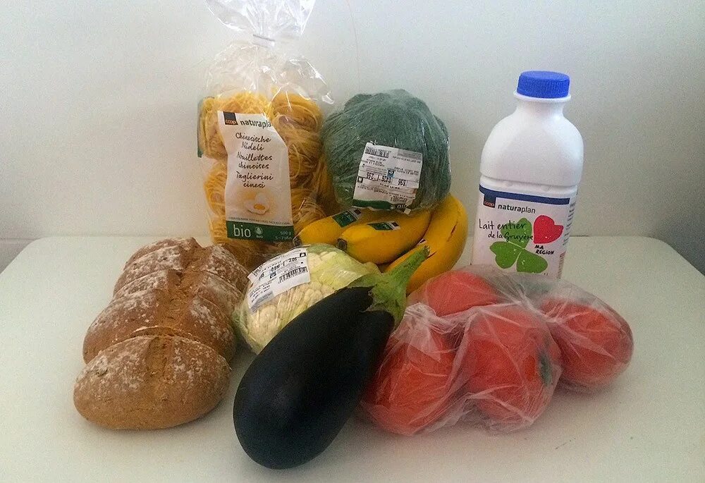 Продукты на 100 рублей. Продуктовая корзина на 1000 рублей. набор продуктов на 1000 рублей. продукты на 1000 рублей. продукты на 300 рублей.