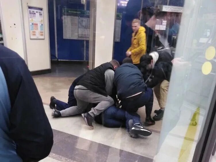 Нападение в петербурге. Пассажиры метро. Мужчины в питерском метро. Агрессивные пассажиры в метро.