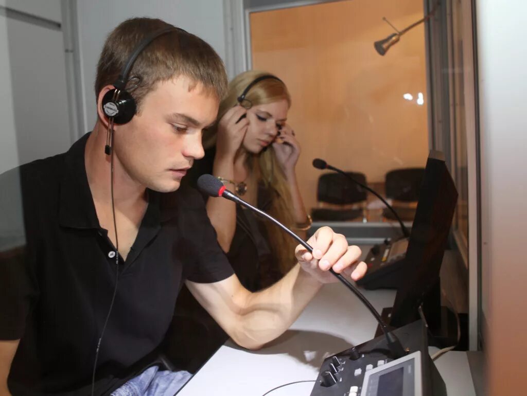 Система синхроперевода. Переводчик синхронист. Telephone operator. Simultaneous interpreter. Переводчица синхронист.