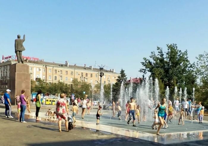 Включи город орск. Комсомольская площадь Орск. Орск площадь города. Центральная площадь Орск. Орск фото города.