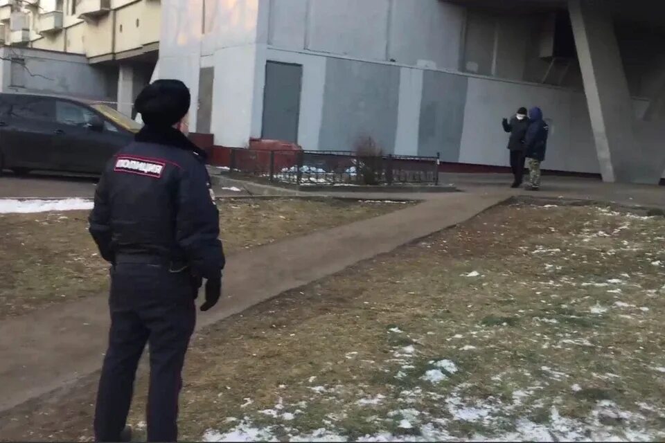 Мужчина выпал из окна в Москве. 12.12 Мужчина выпал из окна. Парень упал с окна Москва.