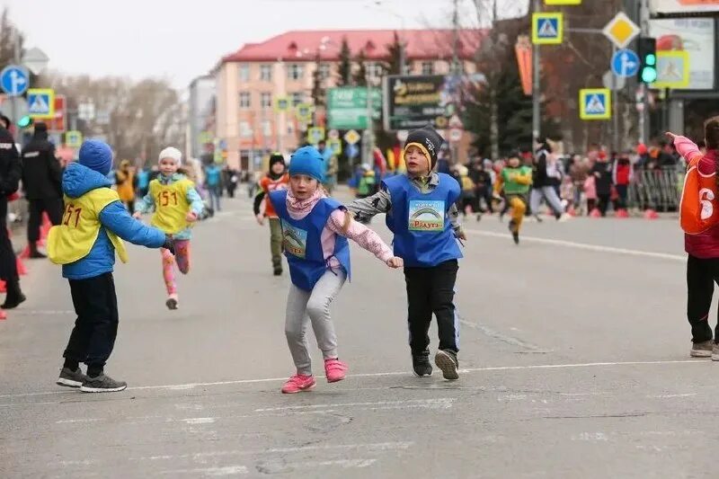 соломбальская эстафета архангельск. архангельск эстафета. семьдесят седьмая майская эстафета архангельск 2023. 1 майская эстафета. майская эстафета архангельск.