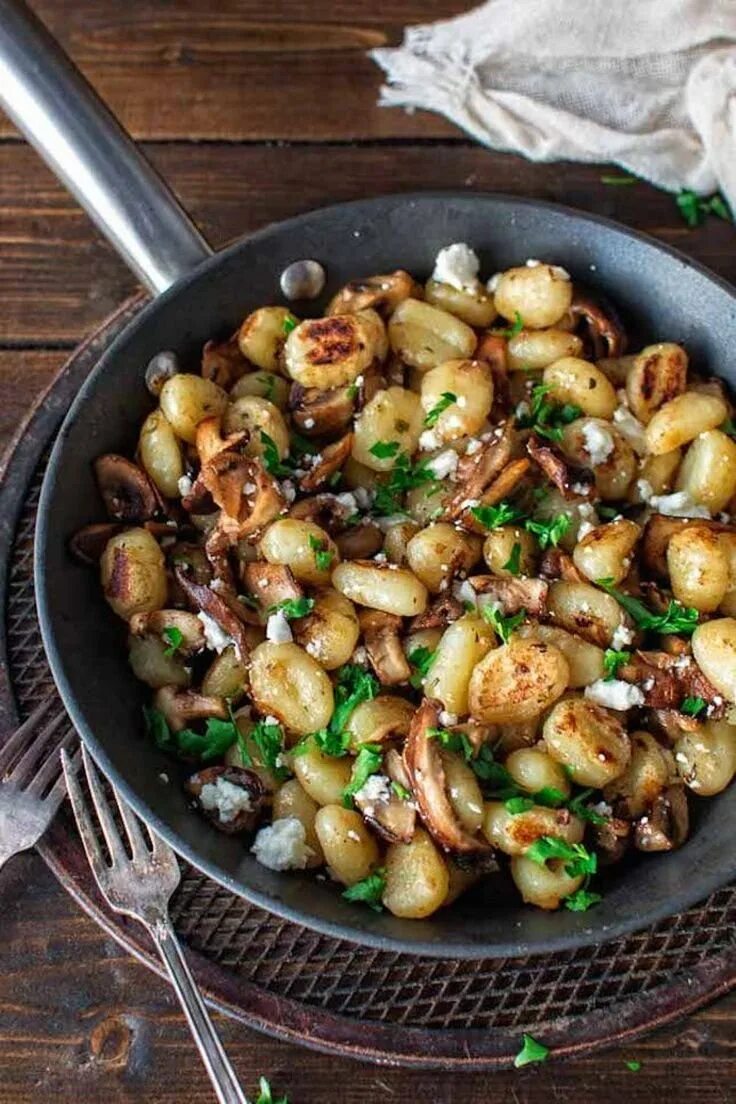 Рецепт приготовления картошки с шампиньонами. Картошка с грибами. Жареная картошка с грибами. Картошка с грибочками. Картошка с шампиньонами.