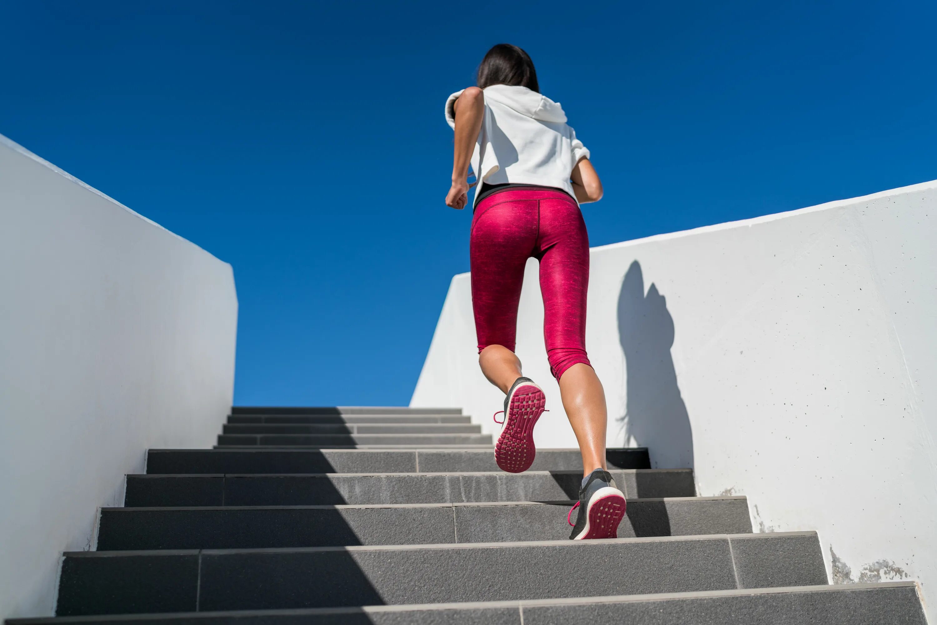 Go up high. Подъем по лестнице. Ходьба по лестнице. Подъем по ступенькам. Поднимается по лестнице.