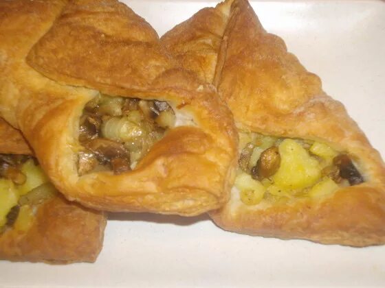 слойка с курицей и сыром.