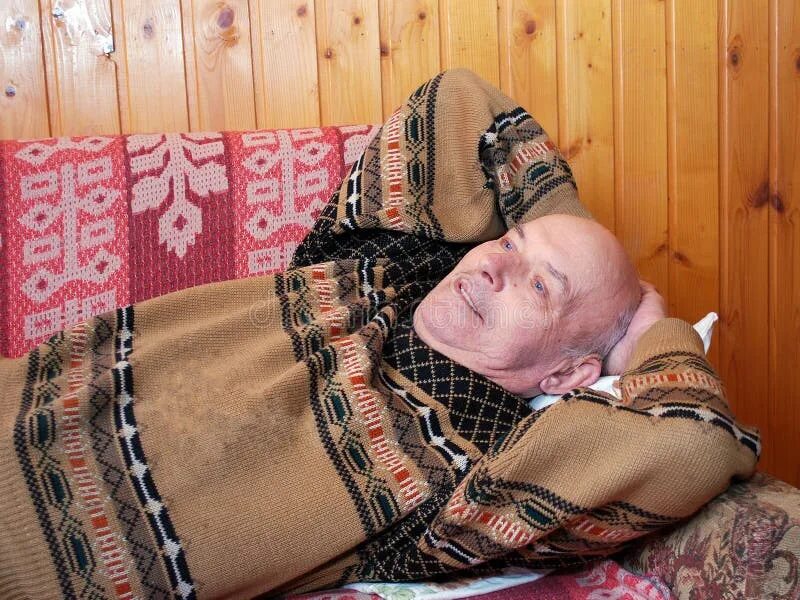 Куда лежать старик. Куда лежать старик. Здоровый сон пожилых людей. Бизнесмен на диване. Старик лежит на диване.