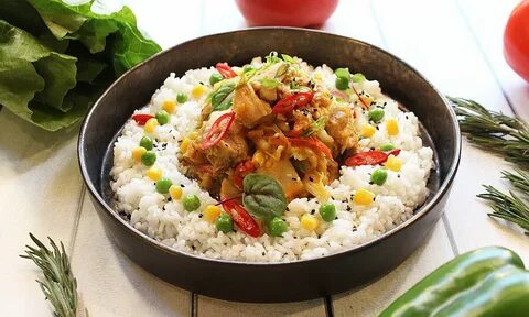 Тушеная курица с рисом
