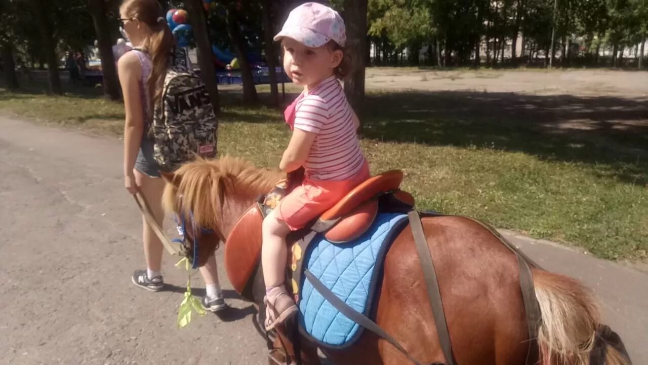 Покататься на пони в парке чехова. Катать детей на пони. Дети верхом на пони. Катание на пони для детей. Пони для детей.