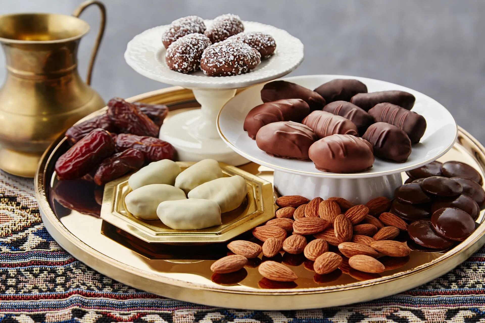 Chocolate dates. Chocolate date almond. катар сладости. финики и орехи карамель шоколад.