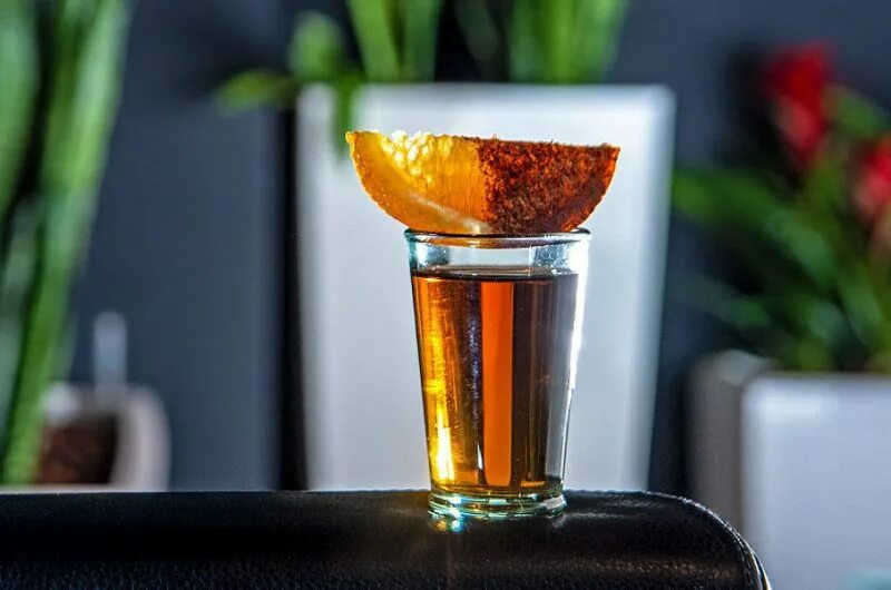 Black cocktail. Би Блэк шот. Егермейстер с апельсином и корицей. Бакарди с апельсином и корицей. Коктейль бакарди би Блэк.