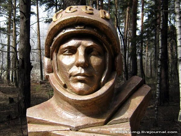 Где был установлен первый бюст гагарина. Бюст гагарина в смоленске. бюст юрия гагарина липецк. бюст юрия гагарина. памятник гагарину в липецке.