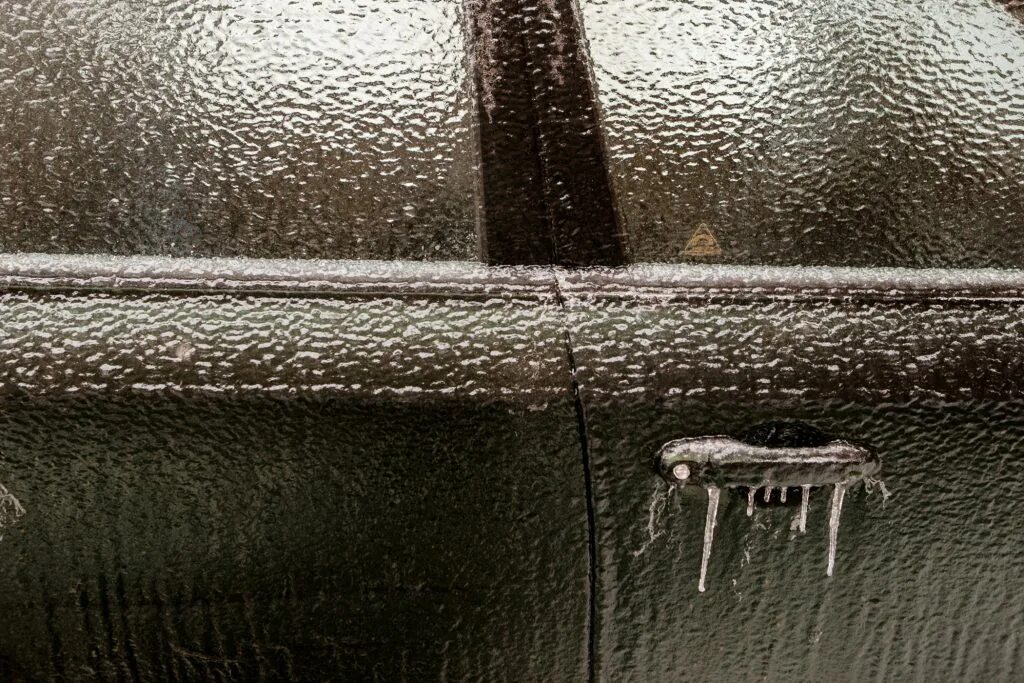 После дождя завелся. Ледяной дождь автомобиль. Машина после ледяного дождя. Машина под ледяным дождем. Машина под слоем льда.