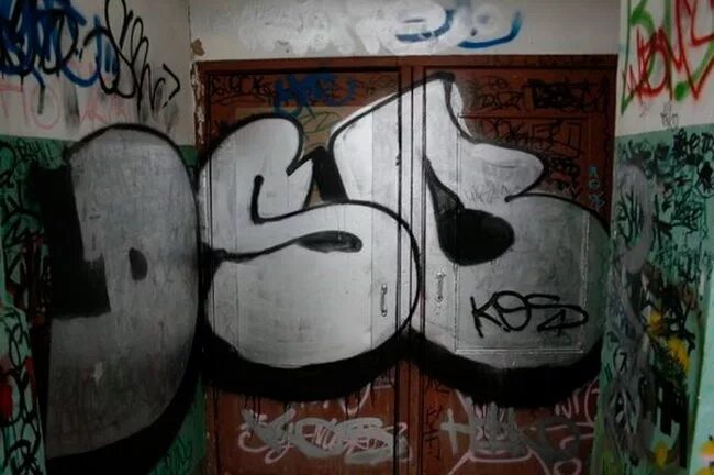 Граффити на стенах в подъезде. Граффити в подъезде. Граффити в подъезде. Вандалы в подъезде. Граффити в подъезде.