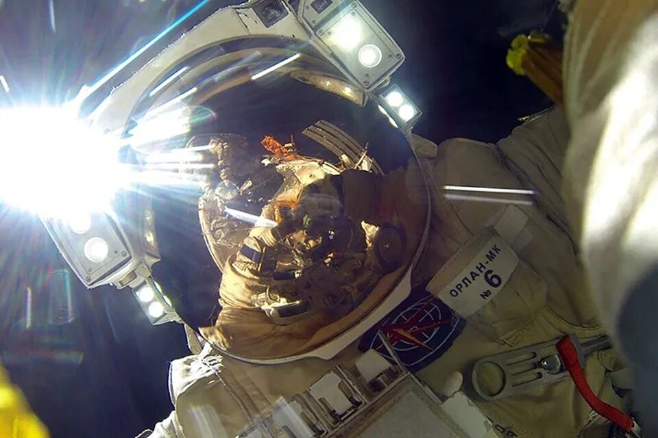 Рекорд по времени в космосе. Российские космонавты на МКС. Разгерметизация скафандра в космосе. Космонавты будущего в космосе. Выход в открытый космос.