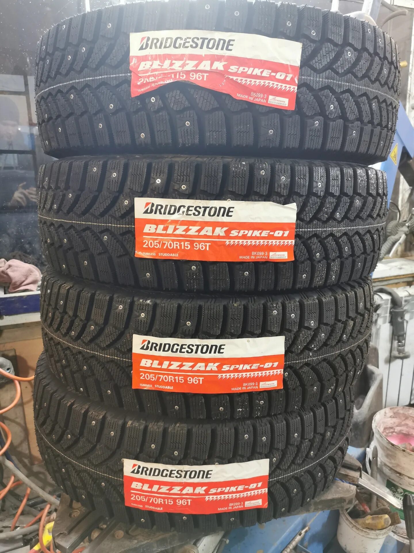 Шины бриджстоун спайк. Bridgestone Blizzak Spike-01 205/70 r15. Bridgestone Blizzak Spike-01. Bridgestone Spike 01. Bridgestone Blizzak Spike-02 SUV.