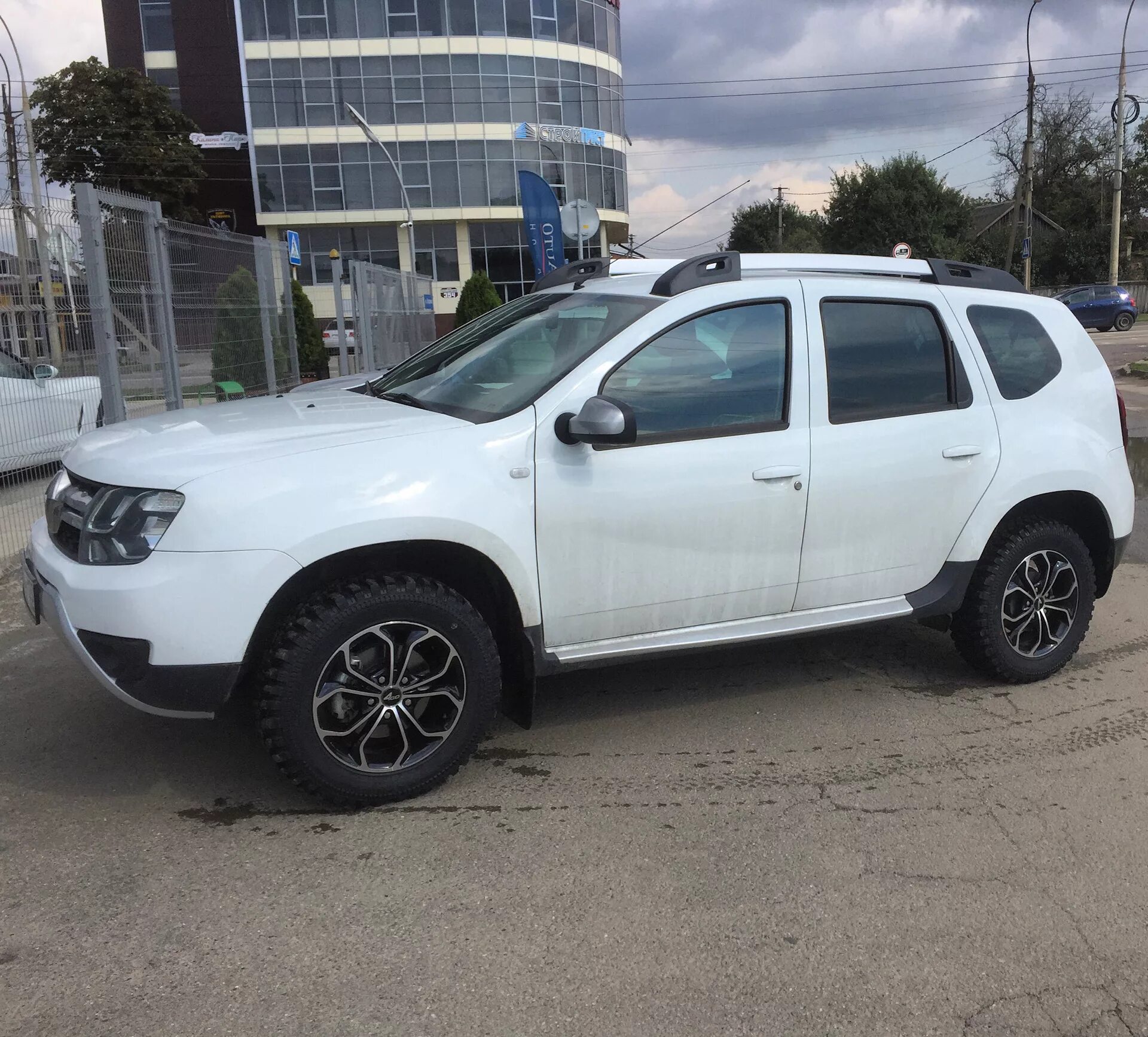 Рено Дастер белый r17. Рено Дастер r16. R16 Renault Duster. Renault Duster диски r16. Купить колеса на рено дастер