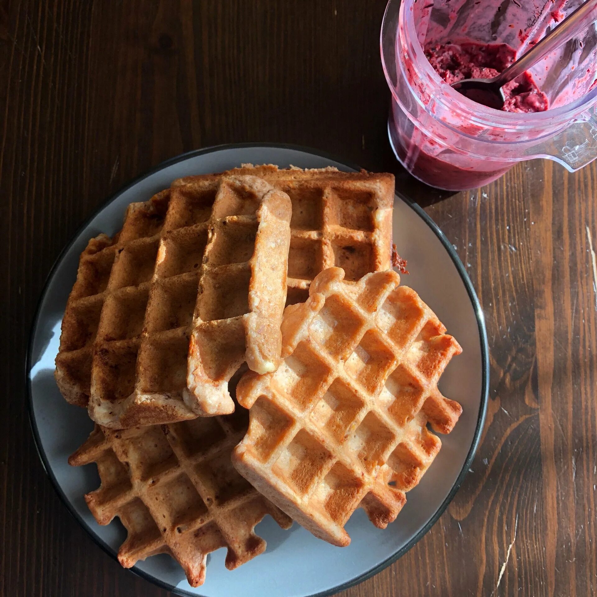 Почему вафля венская. Протеиновые вафли Waffles. Протеиновые вафли в вафельнице. Вафли Rombo. Венские вафли треугольные.