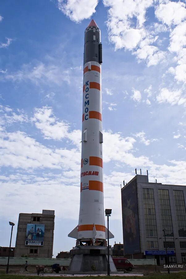 Сибгау им м ф решетнева красноярск. Ракета-носитель космос-3м 11к65м. Ракета красноярск. Сибирский государственный аэрокосмический университет. Ракета возле сибгау красноярск.