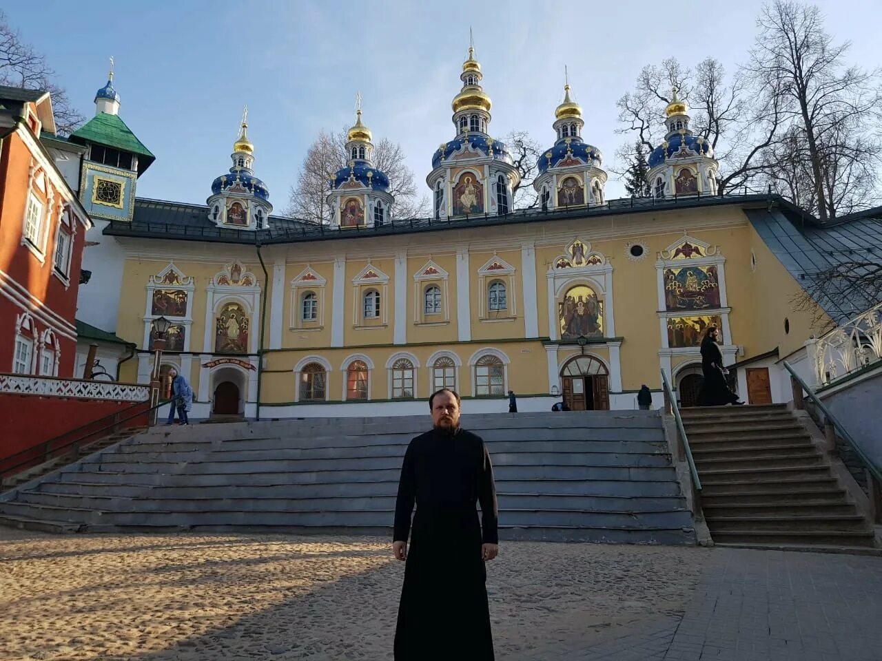 Свято-Успенский Псково-Печерский монастырь. Псково Печорский монастырь. Печоры Свято Успенский Псково-Печорский мужской монастырь. Успенская площадь Псково Печерский монастырь.