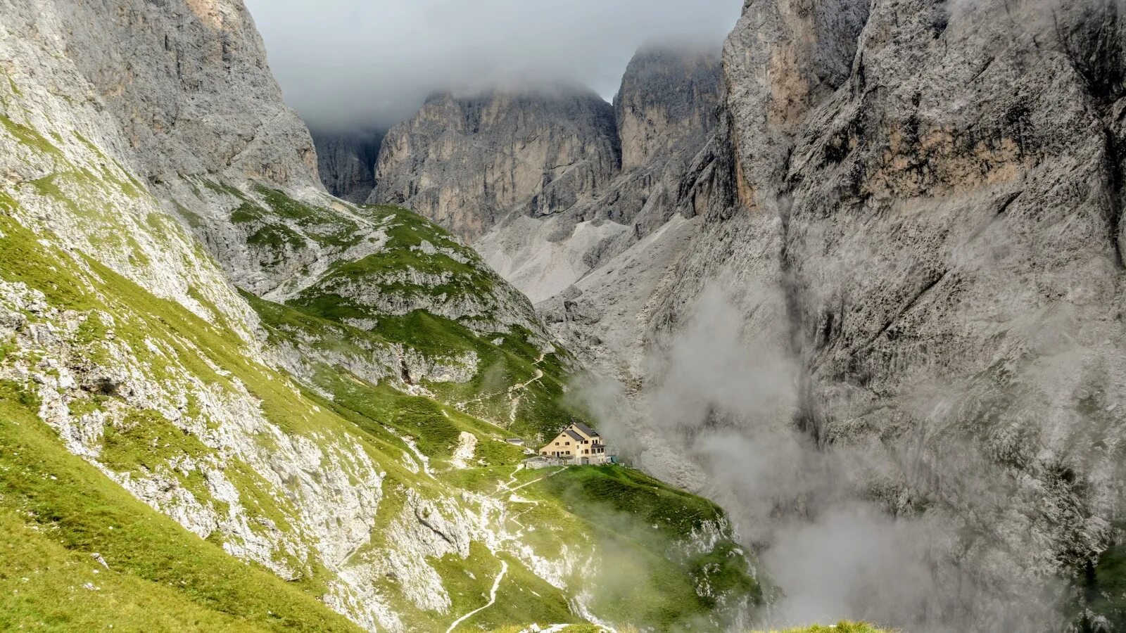 Как называется склон горы. Суарское ущелье. туман в ущелье. dolomites туман. обрезанные горы.
