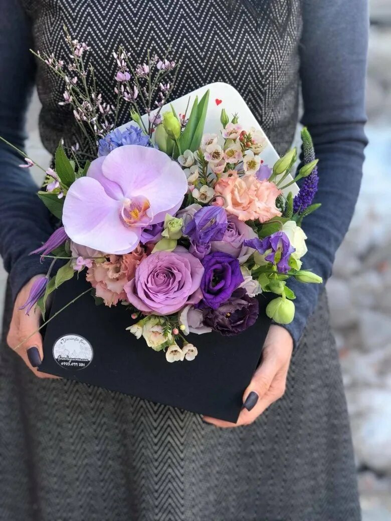 Яркий стильный букет. Какие букеты в тренде. Модные букеты. Модный букет невесты. Модные цветы для букетов.