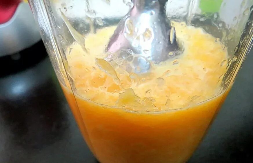 Как приготовить сок в блендере. Апельсиновый сок в блендере. Блендер для сока. Фреш из апельсина в блендере. Апельсиновый сок в блен.