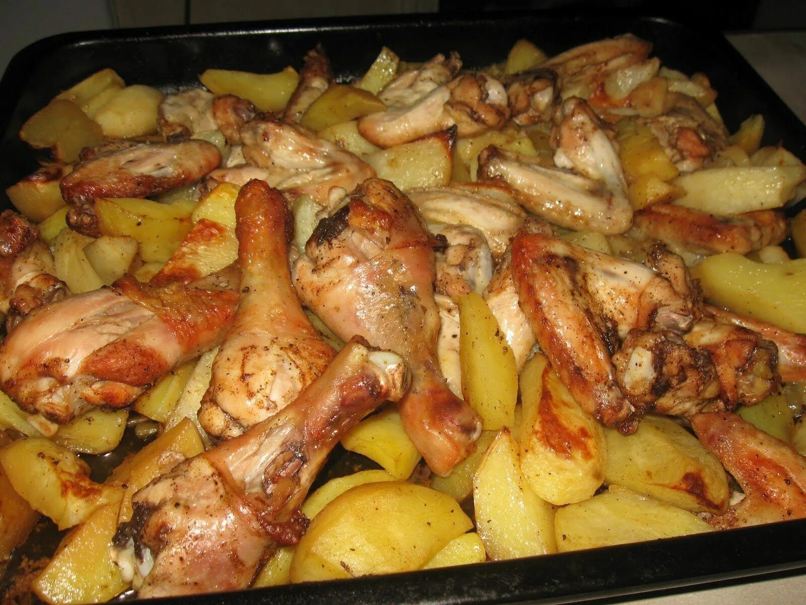 Что приготовить на ужин из голени. Курица с картошкой в духовке. Запеченная курица с картошкой в духовке. Картофель с курицей в духовке. Курицы с картошкой в духов.