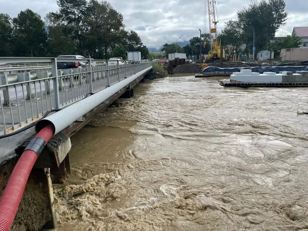 Мост на сахалин последние новости 2024. Южно Сахалинск мост. Потоп Южно Сахалинск 2023. Наводнение в Южно Сахалинске 2023. Тайфун на Сахалине.