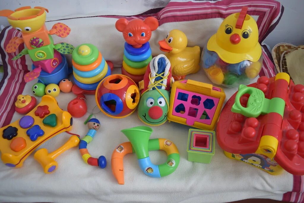 Игрушки для малышей до года. Развивающиеся игрушки для картинки для двухлетнего ребенка. Какие игрушки нужны ребенку в 8. Музыкальный центр для детей. Детские развивающие игрушки.