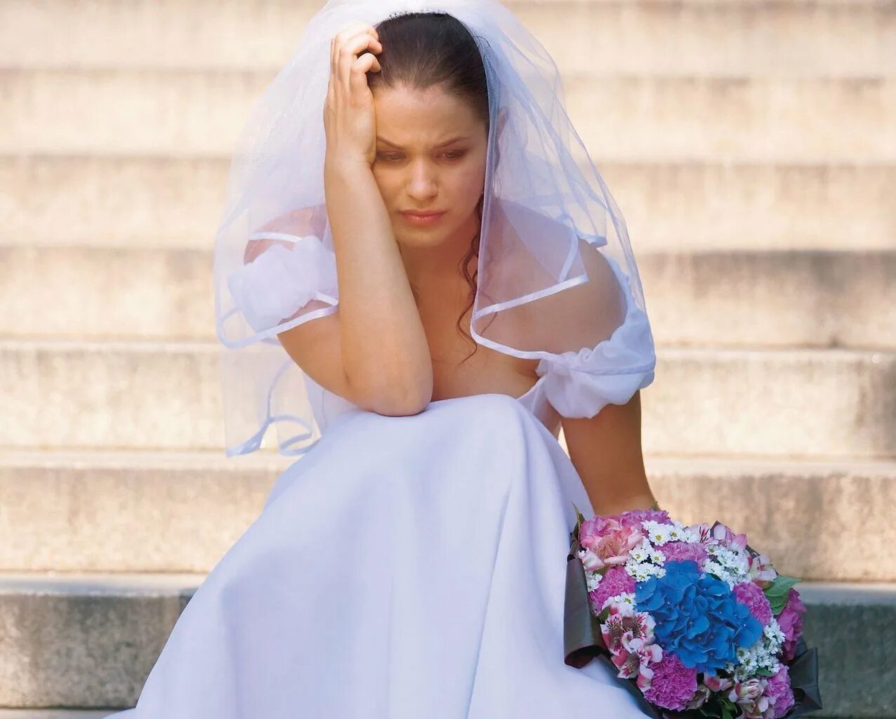 Невеста плачет. Девушка в свадебном платье. Грустная невеста на свадьбе. Невеста плачет на свадьбе. Мама ищет невесту давиду