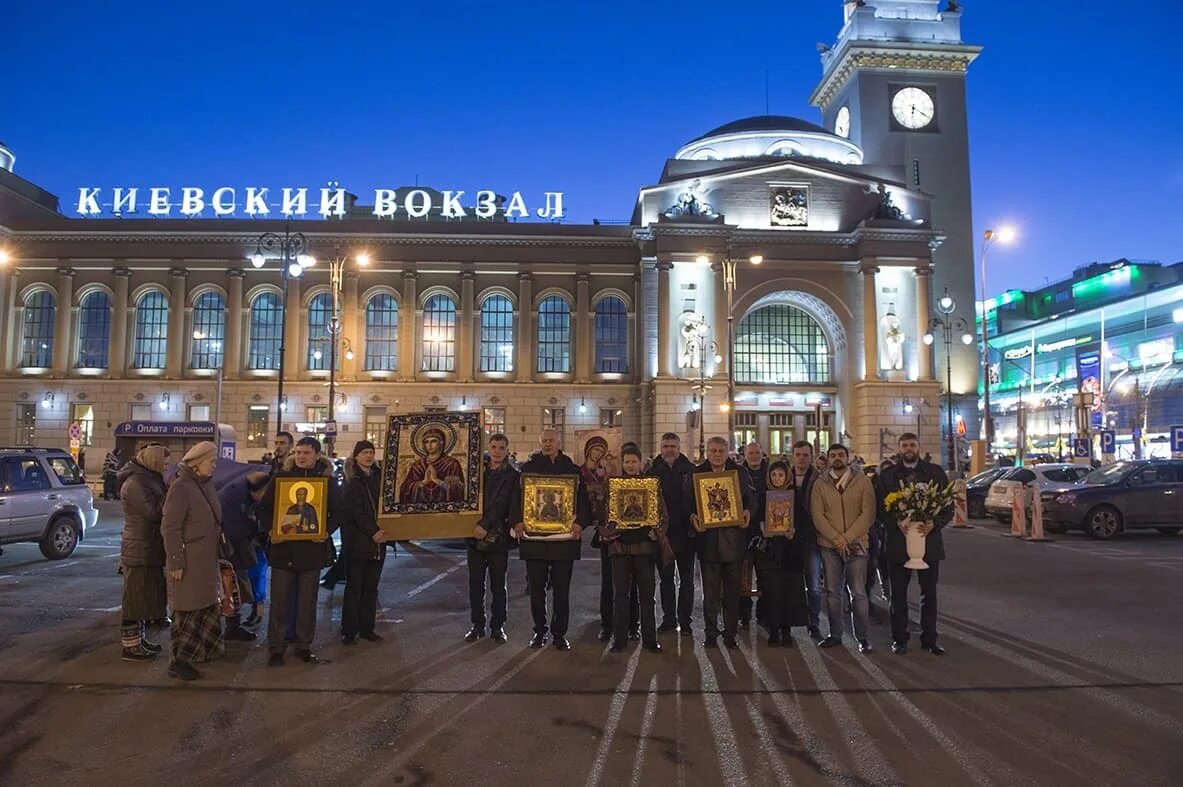 Яма у Московского вокзала. Закрытый вокзал в Москве. Самые загруженные вокзалы Москвы. На вокзалах Москвы закрыли все магазины. Ли вокзале