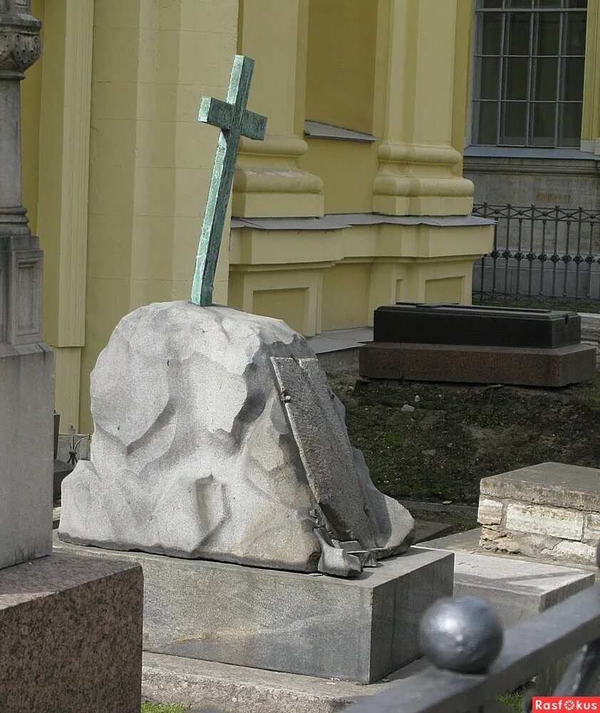Комендантское кладбище, санкт-петербург. Комендантское кладбище в петропавловской крепости. Комендантское кладбище в петропавловской крепости надгробия есипов. Комендантское кладбище петропавловская крепость надгробия. Кладбище у петропавловского собора.