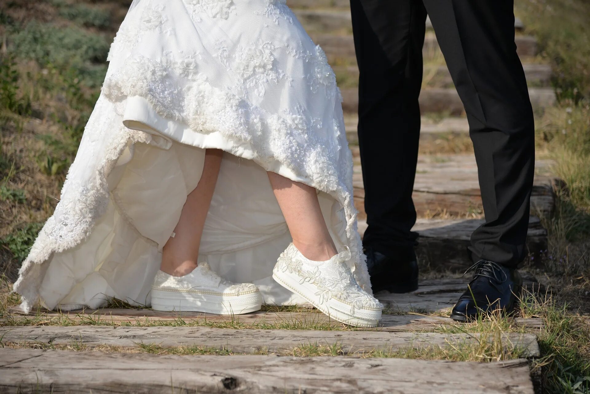 Выйти замуж за бедного. Свадьба в кедах и платье. Бедные Свадебные платья. Свадебное платье с ботинками. Свадебное платье с кроссовками.