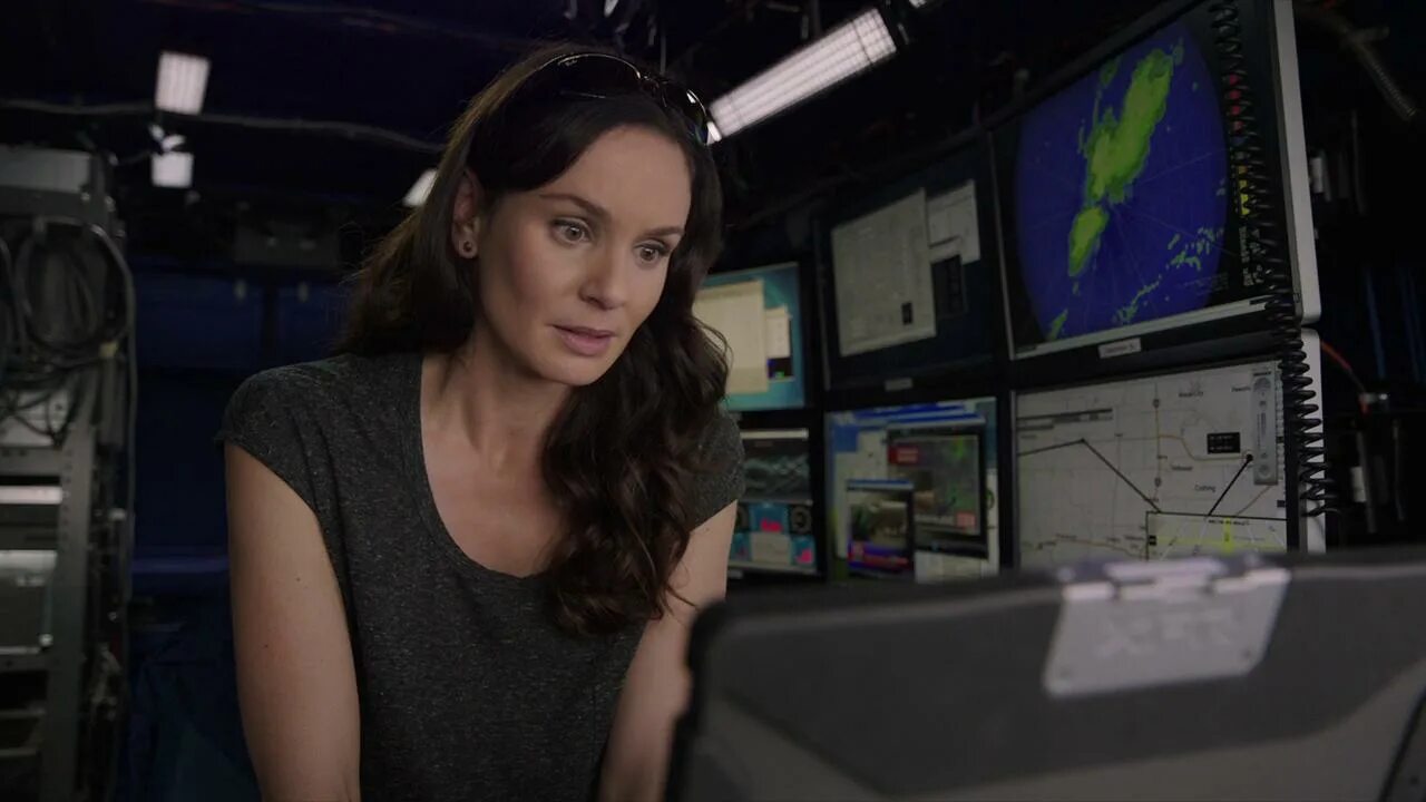 На встрече шторму фильм. Фильм шторм 2014. Навстречу 2014. Навстречу шторму фильм 2014. Джереми самптер навстречу шторму.