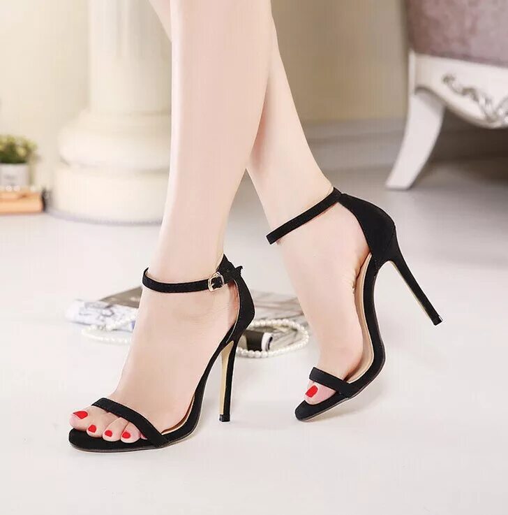 туфли на шпильке и платформе. туфли на каблуке с ремешком. туфли на большом каблуке. туфли на шпильке с красной подошвой. туфли-лодочки.