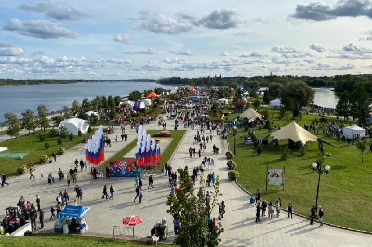 День города Ярославль. Стрелка Ярославль. День города на Волге. Ярославль в мае.