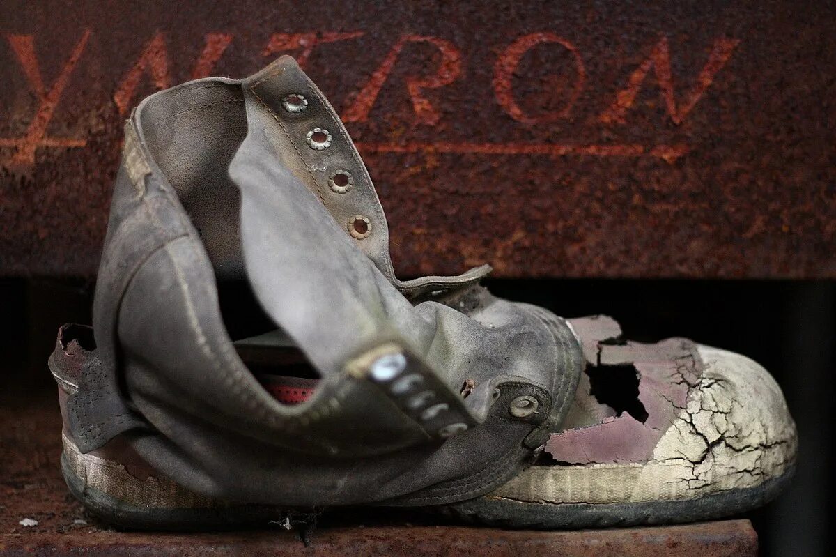 Заброшенные ботинки для фотошопа. Женские туфли в заброшенной раздевалке. Equipment Wear and tear.