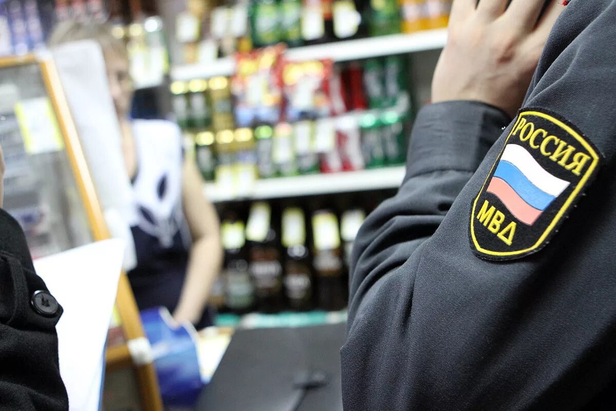 Изъятие алкогольной продукции. Контрафактная продукция. Незаконная торговля алкоголем. Штрафы за торговля алкоголем. Штрафы за торговля алкоголем.